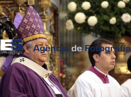 Católicos durante la misa dominical - ES imagen agencia de fotografía
