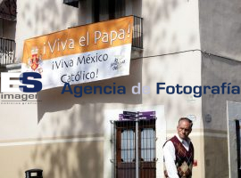 Pendones celebran visita del Papa - ES imagen agencia de fotografía