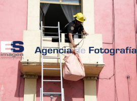 Se derrumba techo y piso de habitación - ES imagen agencia de fotografía