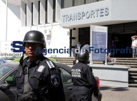 Resguardan oficinas transportes por manifestación - ES imagen agencia de fotografía