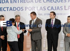Entregan cheques a defraudados - ES imagen agencia de fotografía
