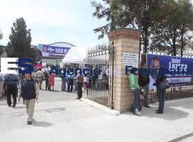 Policías de San Andrés en casa de campaña de  Lozano Alarcón - ES imagen agencia de fotografía