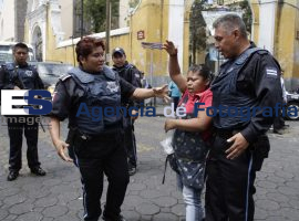 Contado de bronca por detención de vendedora - ES imagen agencia de fotografía