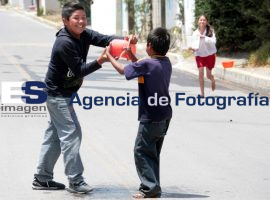 Niños se mojan a cubetadas Soltepec - ES imagen agencia de fotografía