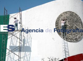 Restauración escultura bandera México - ES imagen agencia de fotografía