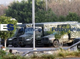 Vehículos militares estacionados en predio - ES imagen agencia de fotografía