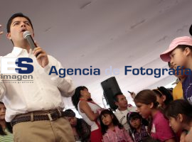 Se divierten niños en compañía familiar - ES imagen agencia de fotografía