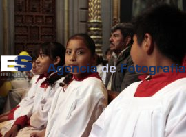 Niños y Oaxaqueños en misa dominical - ES imagen agencia de fotografía