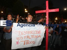 Estudiantes de la LED protestan por iolencia en Michoacan - ES imagen agencia de fotografía