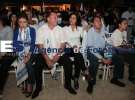 Se reunen para ver el debate de candidatos a la Presidencia - ES imagen agencia de fotografía