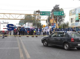 Padres de familia cierran federal a Atlixco - ES imagen agencia de fotografía