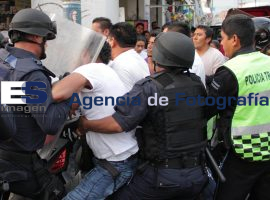 Se enfrentan Policías Municiapales y Ambulantes en mercado 5 May - ES imagen agencia de fotografía