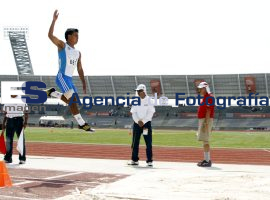 Finales de atletismo en estadio universitario - ES imagen agencia de fotografía