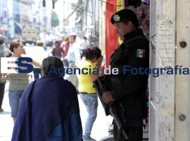 Operativo policiaco a comerciantes - ES imagen agencia de fotografía