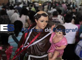 Plegarias a San Antonio  - ES imagen agencia de fotografía