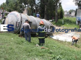 Vuelca pipa con tolueno en la pista - ES imagen agencia de fotografía