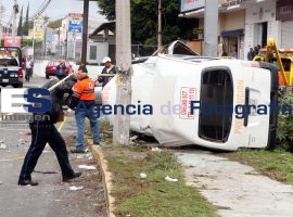 Once lesionados en volcadura de transporte público - ES imagen agencia de fotografía