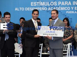 Entregan recursos a estudiantes - ES imagen agencia de fotografía