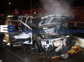 Vehiculo calcinado - ES imagen agencia de fotografía