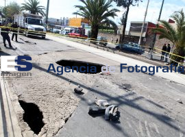 Colapsa pavimento avenida Defensores de la República - ES imagen agencia de fotografía