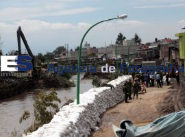 Soldados construyen muro de contención  - ES imagen agencia de fotografía