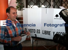 Fernando Manzanilla acudió a votar - ES imagen agencia de fotografía