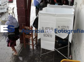 Aun con lluvia ejercen voto - ES imagen agencia de fotografía