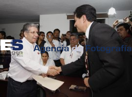 Enrique Doger recibe constancia IFE - ES imagen agencia de fotografía