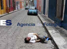 Auxilian a mayor de edad - ES imagen agencia de fotografía