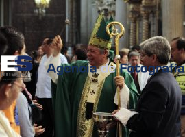 Arzobispo da la bendición feligreses - ES imagen agencia de fotografía