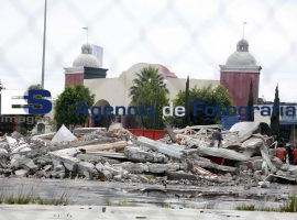 Inician demolición valle fantástico - ES imagen agencia de fotografía