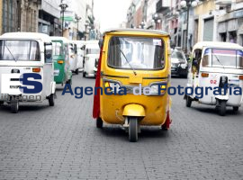 Manifestación mototaxis centro histórico - ES imagen agencia de fotografía