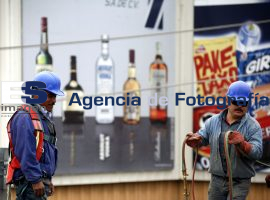 Rafael Moreno Valle Rosas y Antonio Gali recorrido distribuidor - ES imagen agencia de fotografía