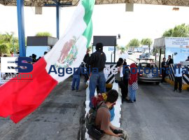 #YoSoy132Puebla da paso libre en caseta a Atlixco - ES imagen agencia de fotografía