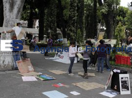 Protestan rechazados crucificándose  - ES imagen agencia de fotografía