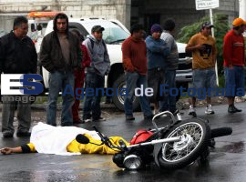 Fállese motociclista tras derraparse  - ES imagen agencia de fotografía