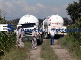 Pipas se abastecen en toma clandestina gas LP - ES imagen agencia de fotografía