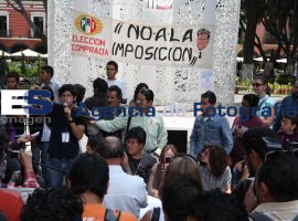 Jóvenes acusan a Eduardo Rivera del desalojo del zócalo - ES imagen agencia de fotografía