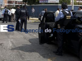 Roba a articulos para fiesta y choca microbus - ES imagen agencia de fotografía