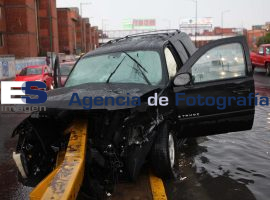 Choca camioneta en barra de contención 30-09-2012 - ES imagen agencia de fotografía