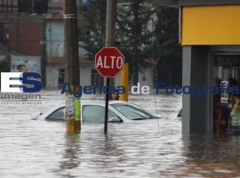 Lluvias inundan avenida Margaritas y avenida Nacional - ES imagen agencia de fotografía