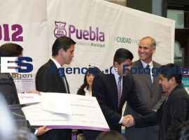 Eduardo Rivera entrega recursos a jovenes emprendedores - ES imagen agencia de fotografía