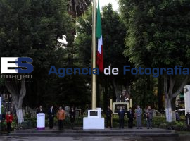 Izan bandera en conmemoración a Tlatelolco - ES imagen agencia de fotografía