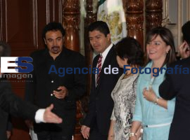Entrega de cédula real a Hugo Sánchez - ES imagen agencia de fotografía