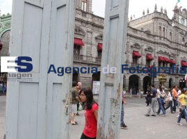 Exponen puertas ambientadas con sonido en el zócalo - ES imagen agencia de fotografía