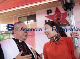 Acompaña Gabriela Moreno antorcha Guadalupana - ES imagen agencia de fotografía