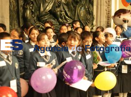 Edaurdo Rivera y niños regidores - ES imagen agencia de fotografía