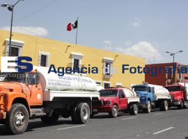 Manifestación vehículos de carga pipas de agua de Amozoc - ES imagen agencia de fotografía