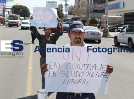 Protestan en la Delegación del Trabajo contra reforma laboral - ES imagen agencia de fotografía