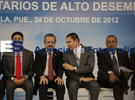 Entrega de computadoras portátiles  - ES imagen agencia de fotografía